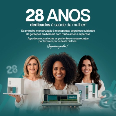 Médica sorrindo, oferecendo um ambiente acolhedor e de cuidado.